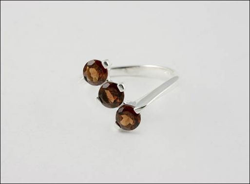 Серебряное кольцо с гранатом 20944 купить в магазине Самоцветы мира