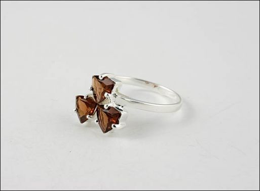 Серебряное кольцо с гранатом 20949 купить в магазине Самоцветы мира