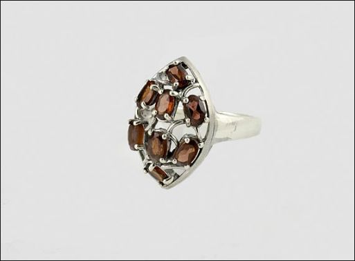 Серебряное кольцо с гранатом 20962 купить в магазине Самоцветы мира
