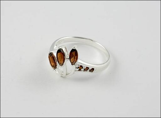 Серебряное кольцо с гранатом 20965 купить в магазине Самоцветы мира