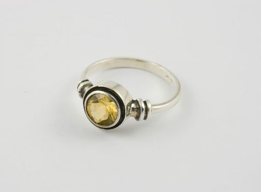 Серебряное кольцо с цитрином 21093 купить в магазине Самоцветы мира