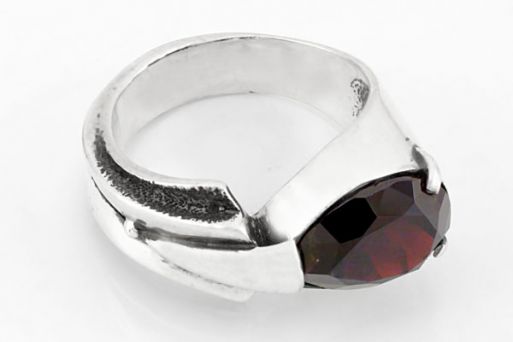 Серебряное кольцо с гранатом 21094 купить в магазине Самоцветы мира