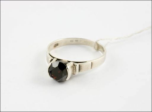 Серебряное кольцо с гранатом 21119 купить в магазине Самоцветы мира