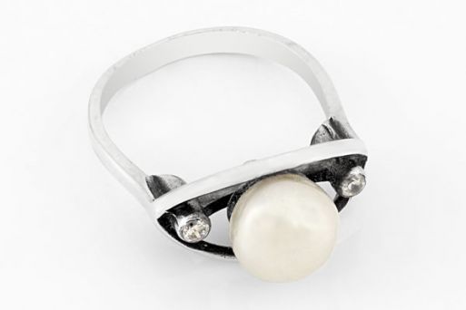 Серебряное кольцо с жемчугом 21135 купить в магазине Самоцветы мира