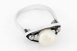 Кольцо из серебра с жемчугом белым и фианитами шар 8 мм 21135