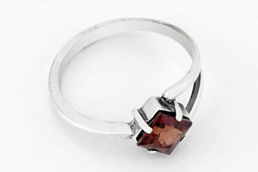 Серебряное кольцо с гранатом 21138 купить в магазине Самоцветы мира