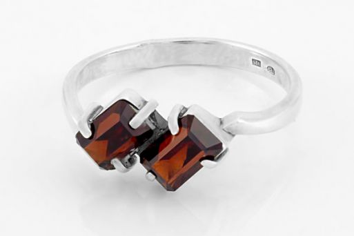 Серебряное кольцо с гранатом 21140 купить в магазине Самоцветы мира