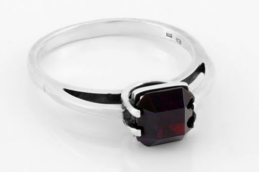Серебряное кольцо с гранатом 21143 купить в магазине Самоцветы мира