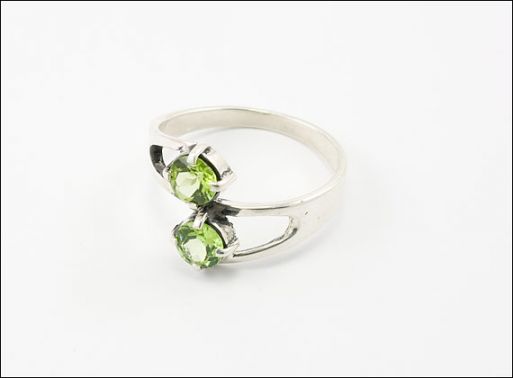 Кольцо из серебра с хризолитом 2 круга 5 мм 21355 ― Самоцветы мира
