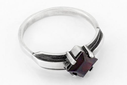 Серебряное кольцо с гранатом 21370 купить в магазине Самоцветы мира