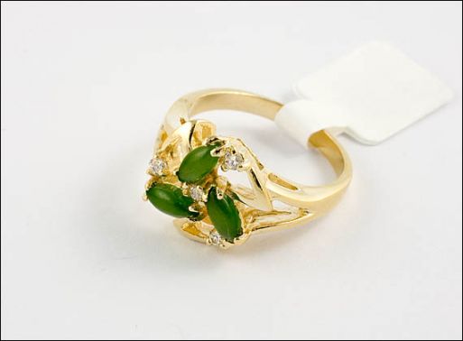 Позолоченное кольцо из мельхиора с нефритом 21741 купить в магазине Самоцветы мира