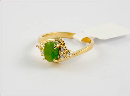Позолоченное кольцо из мельхиора с нефритом 21748 купить в магазине Самоцветы мира
