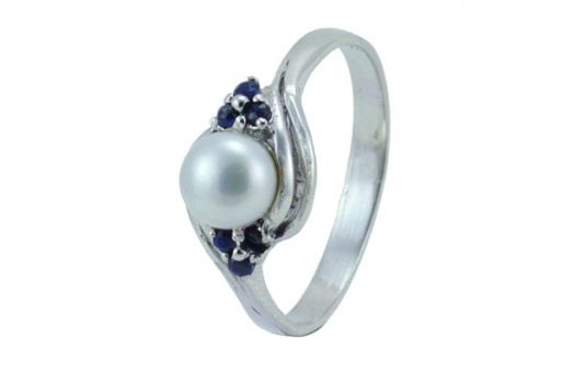 Серебряное кольцо с жемчугом и сапфиром 22599 купить в магазине Самоцветы мира