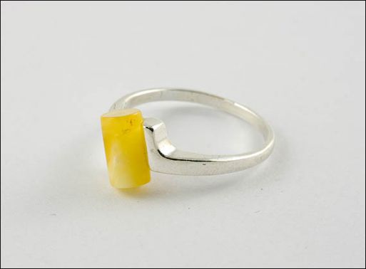 Кольцо из мельхиора с янтарём 22766 купить в магазине Самоцветы мира