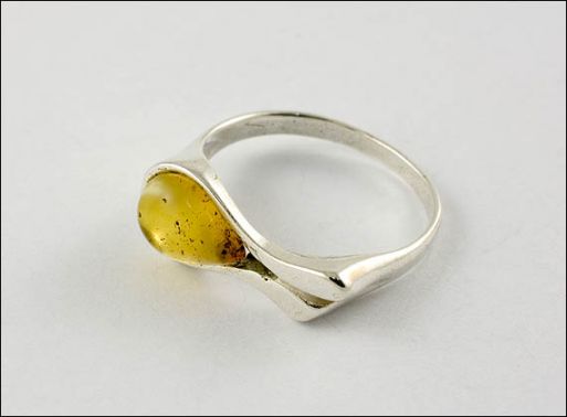 Кольцо из мельхиора с янтарём 22770 купить в магазине Самоцветы мира