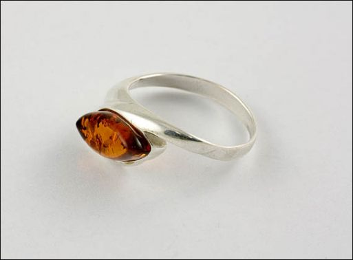 Кольцо из мельхиора с янтарём 22771 купить в магазине Самоцветы мира