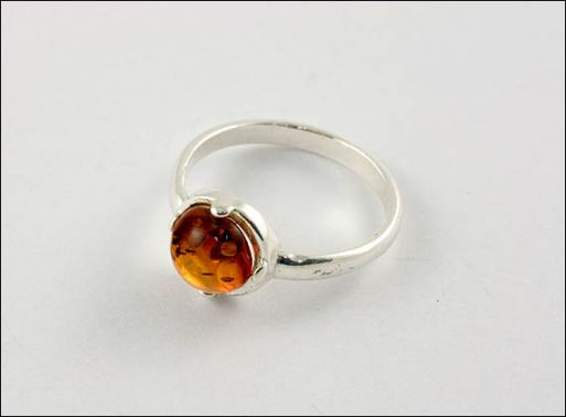 Кольцо из мельхиора с янтарём 22772 купить в магазине Самоцветы мира