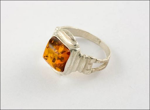 Кольцо из мельхиора с янтарём 22776 купить в магазине Самоцветы мира