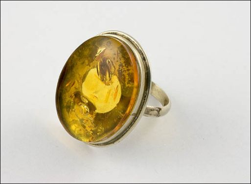 Кольцо из мельхиора с янтарём 22780 купить в магазине Самоцветы мира
