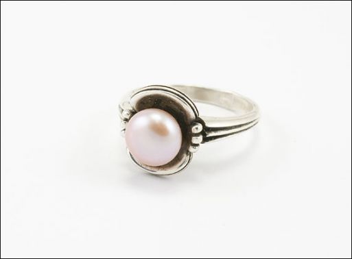 Серебряное кольцо с розовым жемчугом Цветок 23010 купить в магазине Самоцветы мира