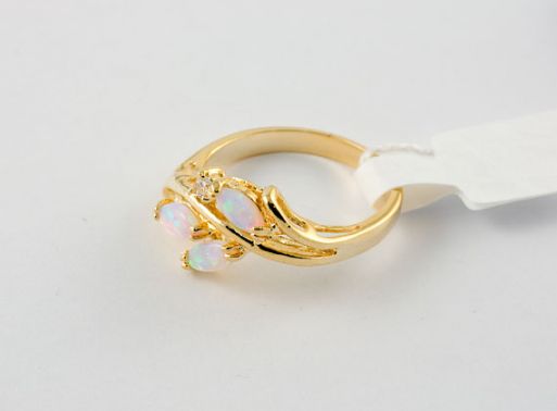 Позолоченное кольцо из мельхиора с опалом и фианитами 23443 купить в магазине Самоцветы мира