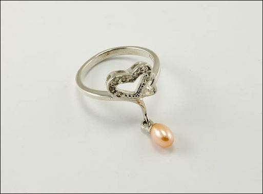Серебряное кольцо с розовым жемчугом и фианитами 23562 купить в магазине Самоцветы мира