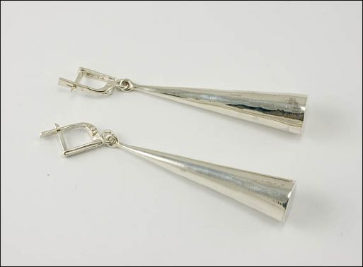 Серебряные серьги без камней 23612 купить в магазине Самоцветы мира