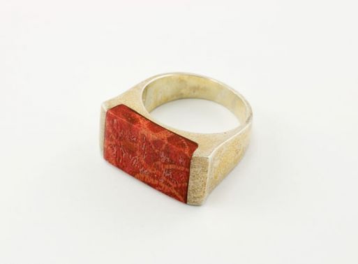 Серебряное кольцо с губчатым кораллом 23747 купить в магазине Самоцветы мира