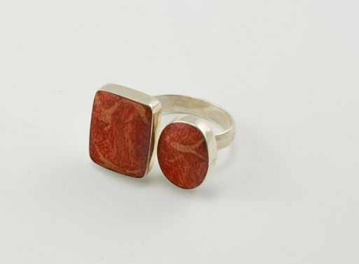 Серебряное кольцо с кораллом 23749 купить в магазине Самоцветы мира