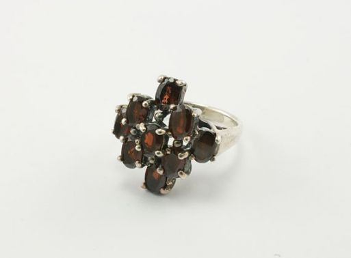 Серебряное кольцо с гранатом 23799 купить в магазине Самоцветы мира