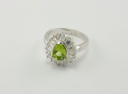 Серебряное кольцо с хризолитом и фианитами 23814 купить в магазине Самоцветы мира