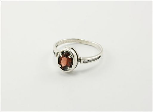 Серебряное кольцо с гранатом 2390 купить в магазине Самоцветы мира