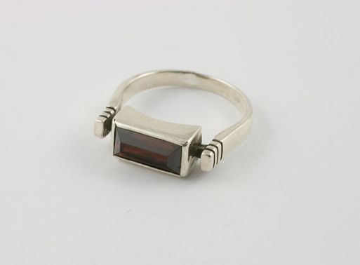 Серебряное кольцо с гранатом 24036 купить в магазине Самоцветы мира