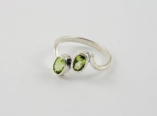 Серебряное кольцо с хризолитом 24047 купить в магазине Самоцветы мира