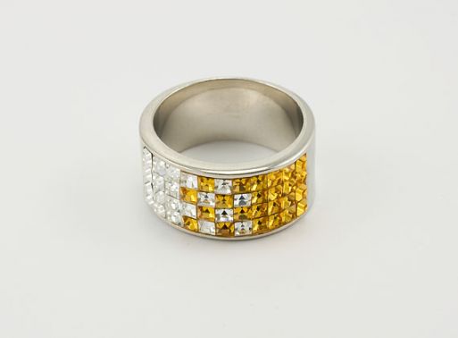 Серебряное кольцо с Кристаллами Swarovski 24400 купить в магазине Самоцветы мира