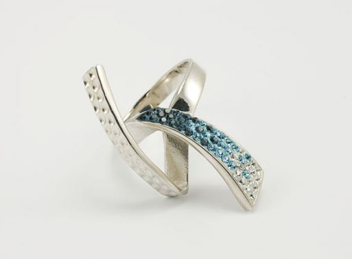 Серебряное кольцо с Кристаллами Swarovski 24422 купить в магазине Самоцветы мира