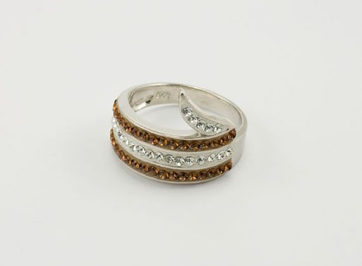 Серебряное кольцо с Кристаллами Swarovski 24450 купить в магазине Самоцветы мира