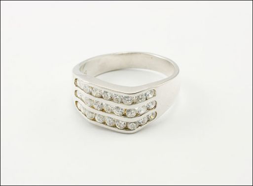 Серебряное кольцо с фианитами 24708 купить в магазине Самоцветы мира