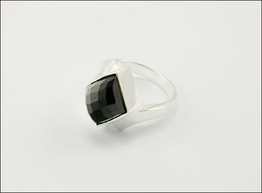 Серебряное кольцо с чёрным агатом 25140 купить в магазине Самоцветы мира