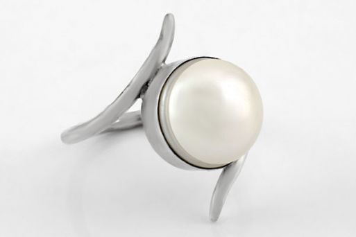 Серебряное кольцо с жемчугом 25152 купить в магазине Самоцветы мира