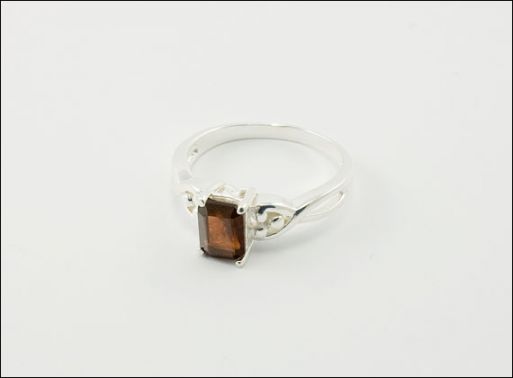 Серебряное кольцо с гранатом 19254 купить в магазине Самоцветы мира