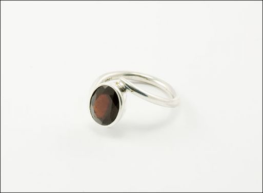 Серебряное кольцо с гранатом 25227 купить в магазине Самоцветы мира