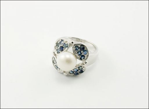 Кольцо из серебра с жемчугом и сапфиром шар 7 мм и круги 2 мм 25251 ― Самоцветы мира