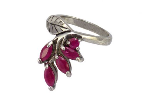 Серебряное кольцо с рубином 25286 купить в магазине Самоцветы мира