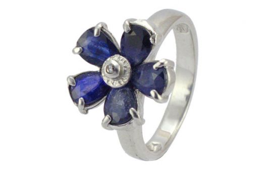 Серебряное кольцо с сапфиром и фианитами 25350 купить в магазине Самоцветы мира