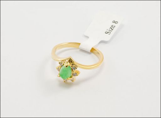 Позолоченное кольцо из сплава с хризопразом 25382 купить в магазине Самоцветы мира