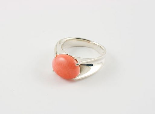 Серебряное кольцо с розовым кораллом 2570 купить в магазине Самоцветы мира