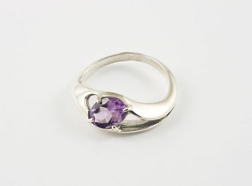 Серебряное кольцо с аметистом 2586 купить в магазине Самоцветы мира