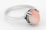 Кольцо из серебра с кораллом розовым овал 8х10 мм паук 25871