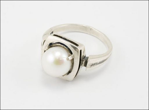 Серебряное кольцо с белым жемчугом 25879 купить в магазине Самоцветы мира